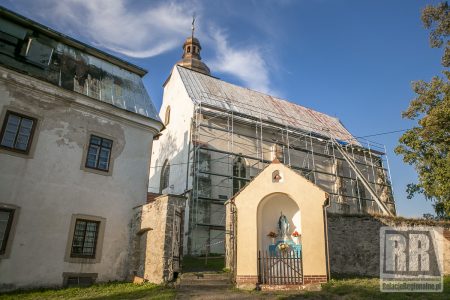 Trwają prace remontowe dachu kościoła w Krzeszówku