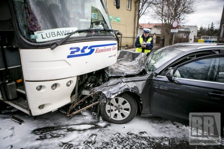 Wypadek z udziałem autobusu w Kamiennej Górze