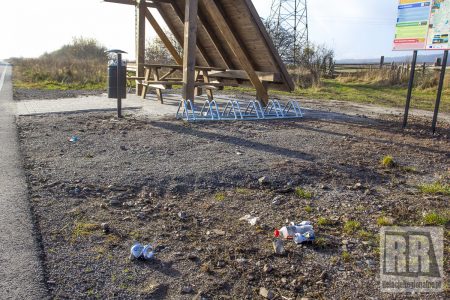 Porozrzucane śmieci przy wiacie dla rowerzystów