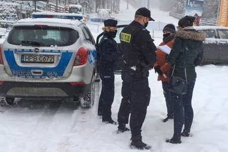 Policjanci wraz ze służbami sanitarnymi kontrolują stoki w Karpaczu