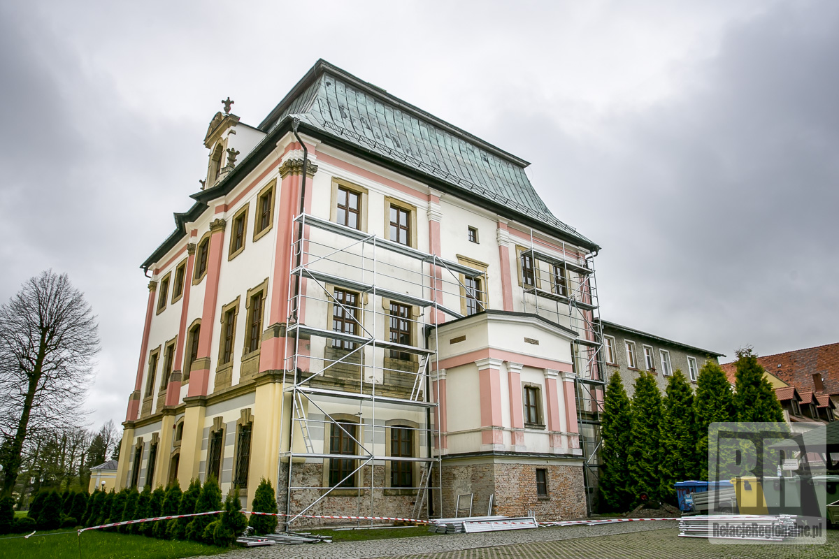 Trwa remont elewacji Domu Opata w Krzeszowie