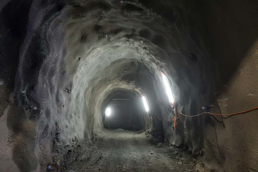 Pierwsze przejście ewakuacyjne w tunelu TS-26 już drożne