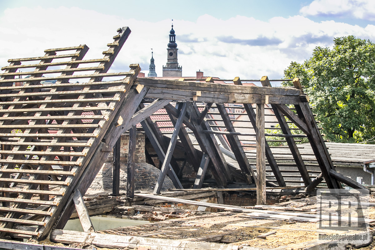 Trwa remont konstrukcji dachu Domu Loży w Kamiennej Górze
