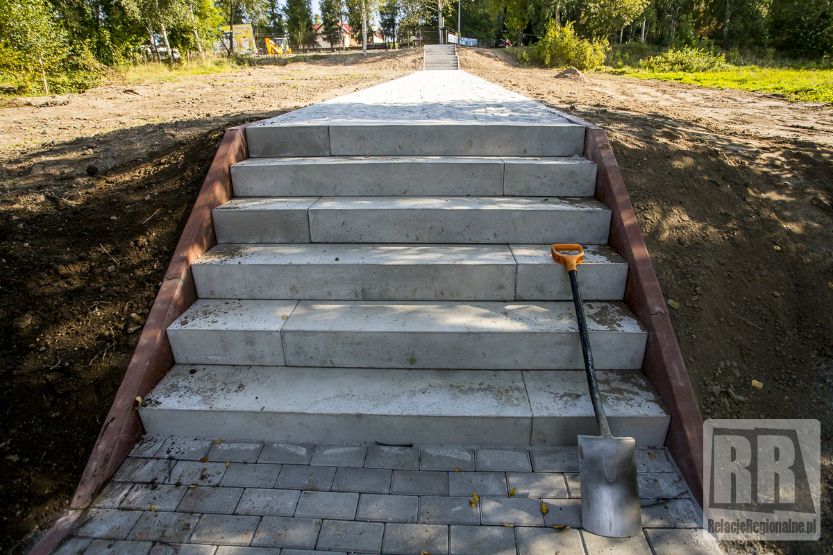 Trwa budowa schodów i ścieżki na terenie kamiennogórskiego zalewu