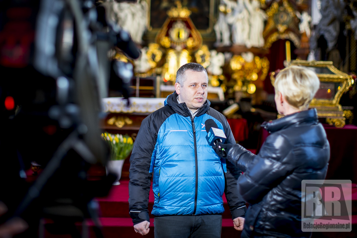 Reporterzy telewizji Polsat News relacjonują z krzeszowskiej bazyliki