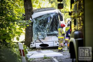 Autokar uderzył w drzewo, 13 osób poszkodowanych