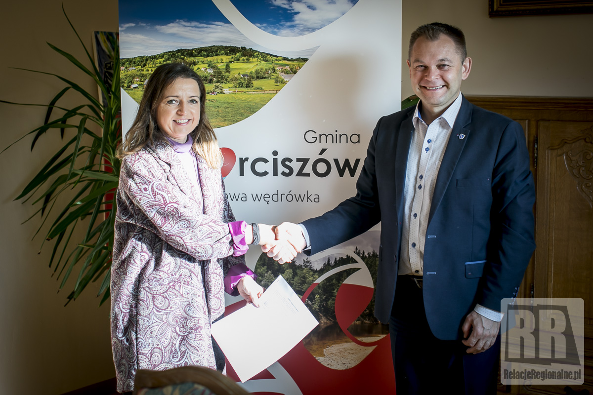 Podpisano umowę na przebudowę kolejnej drogi w gminie Marciszów