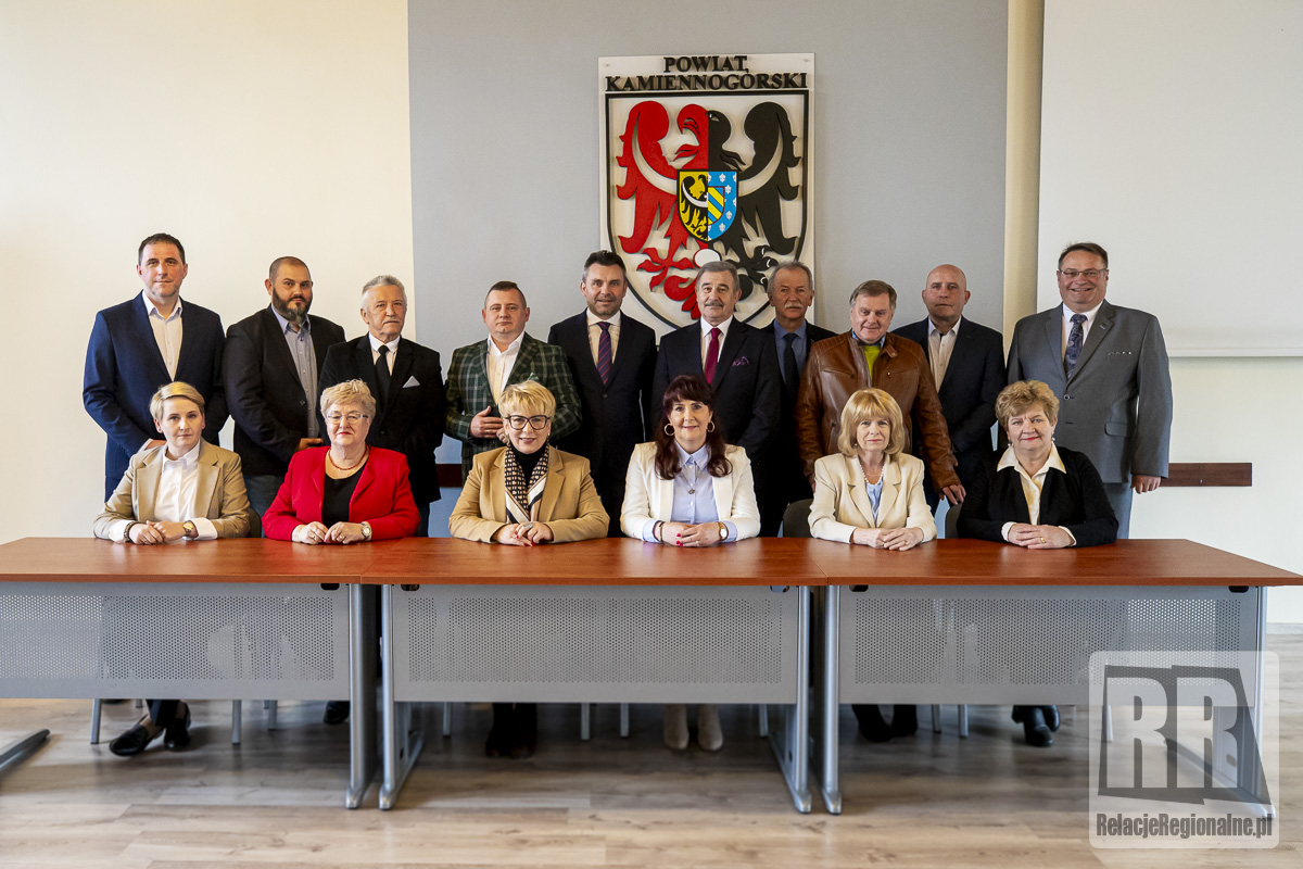 LXV Sesja Rady Powiatu Kamiennogórskiego ze wspólnym zdjęciem